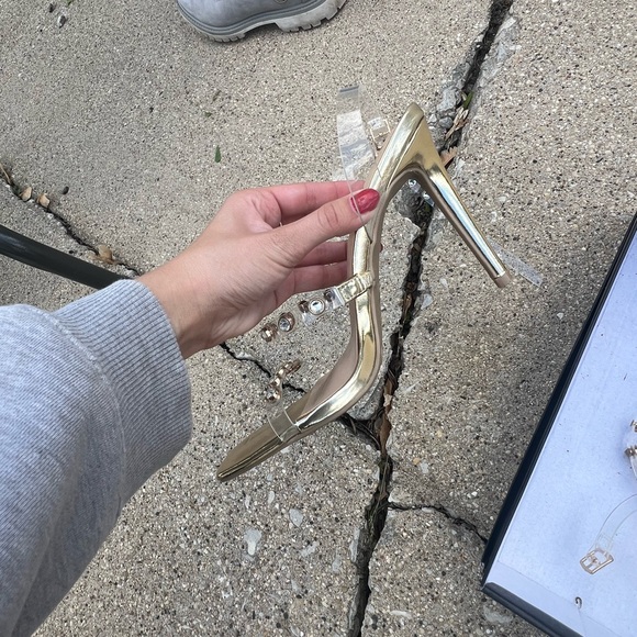 Lulu’s Gold “Libby” Heels - Picture 3 of 3